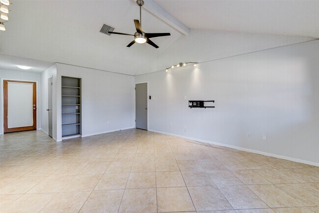 Foto del edificio - 5911 Chrystell Ln