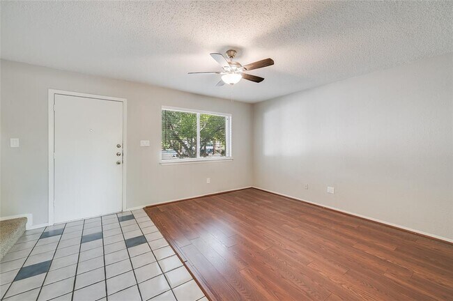 Foto del edificio - 5913 Little Creek Trail