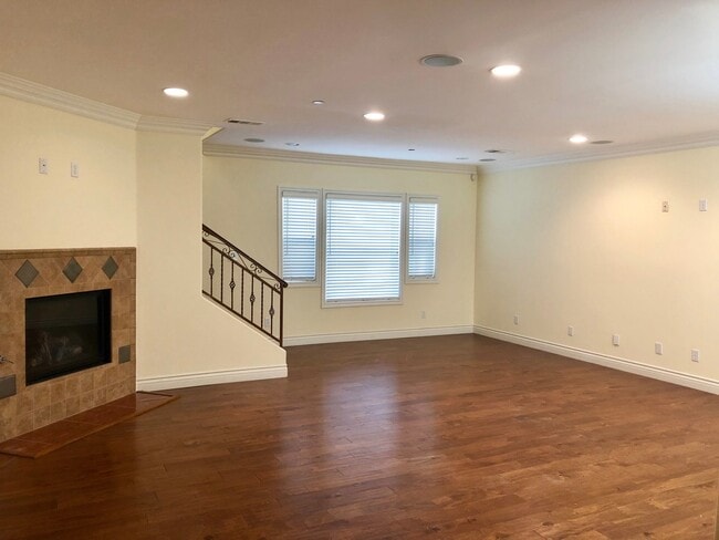 Building Photo - 412 Ave F