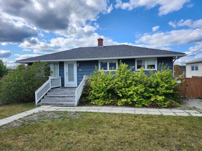 Photo du bâtiment - 35 McLaughlin Crescent