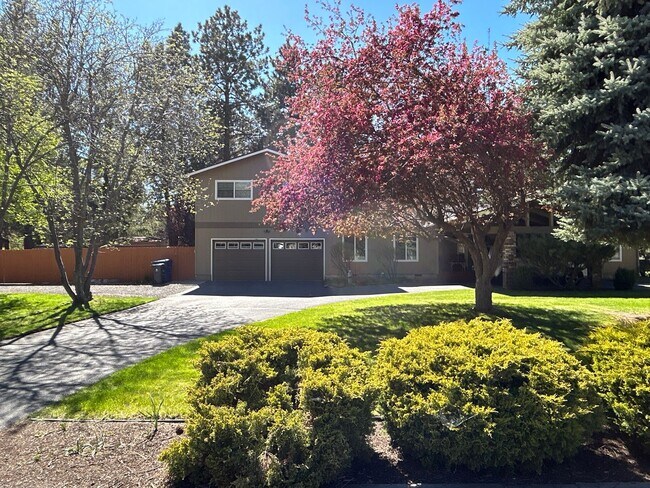 Foto del edificio - Country Living In The City - 3 Bedroom / 2 Bathroom Home on a Large Corner Lot