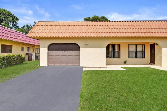 Foto del edificio - 7010-7012 NW 78th Ave
