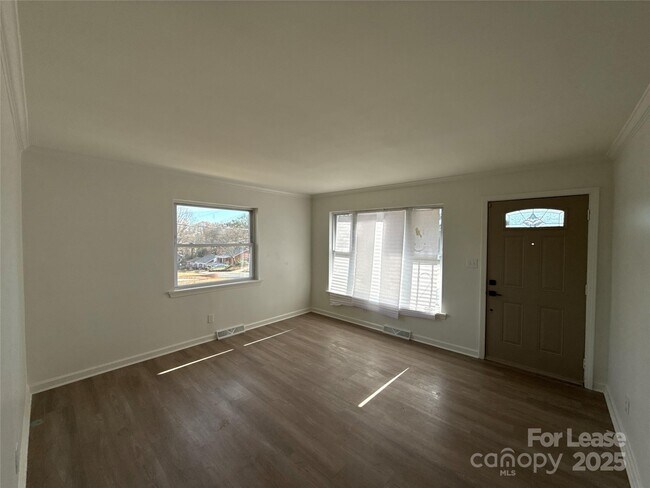 Foto del edificio - 1928 Russell Ave