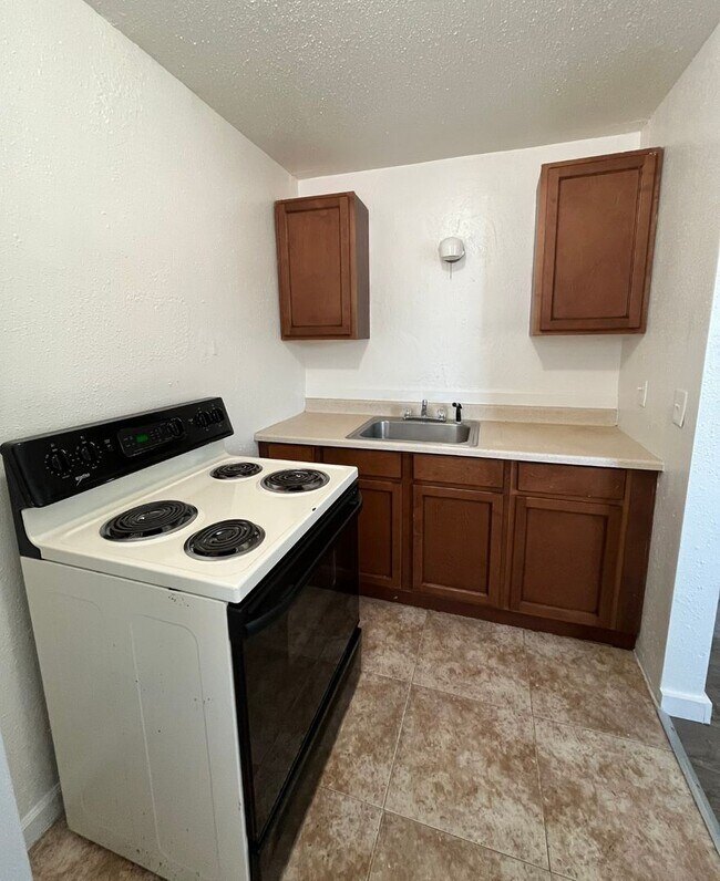 Building Photo - 1 bedroom move-in ready!!