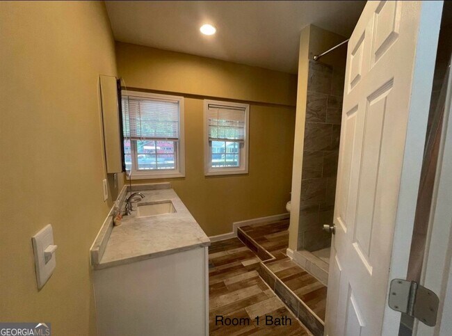 Room 1 Bath (Master) - 814 Moreland Ave SE