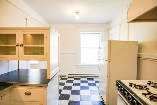 Building Photo - Snag this Stately One-Bedroom off of Bustl...