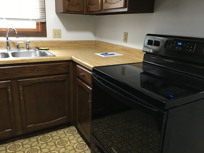 black range - 3041 Sunburst Dr