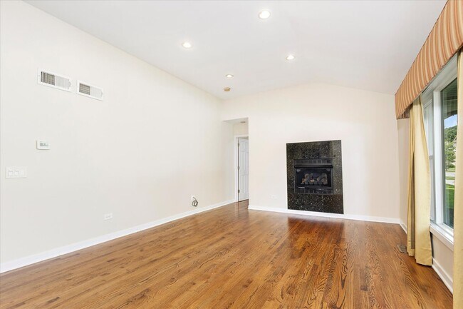 Foto del edificio - 847 N La Grange Rd