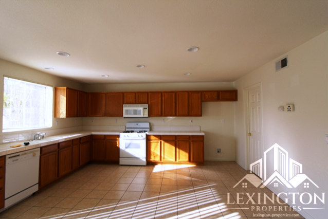 Foto del edificio - Open, and Spacious, 2 story, 4 bedroom, 2....