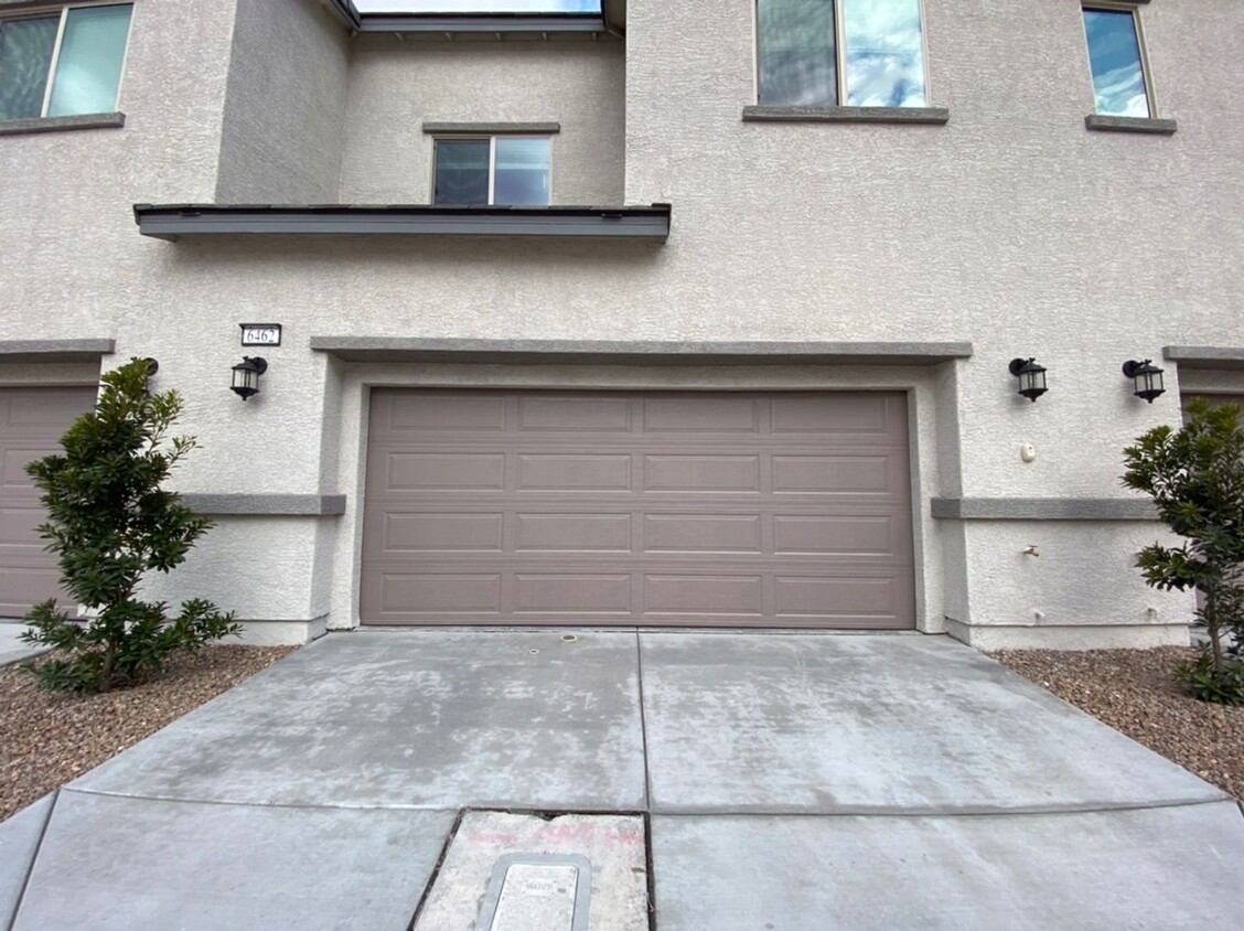 Foto principal - 3 BED , 2.5 BA. -- Gated community! w/ 2 C...