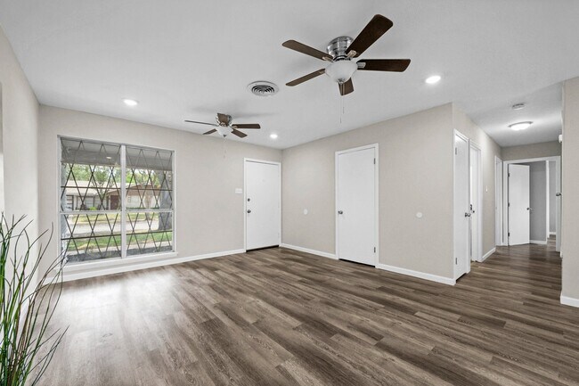Building Photo - 4113 Kingston Dr