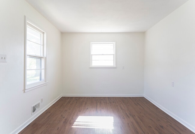 Foto del edificio - 370 N Bazil Ave