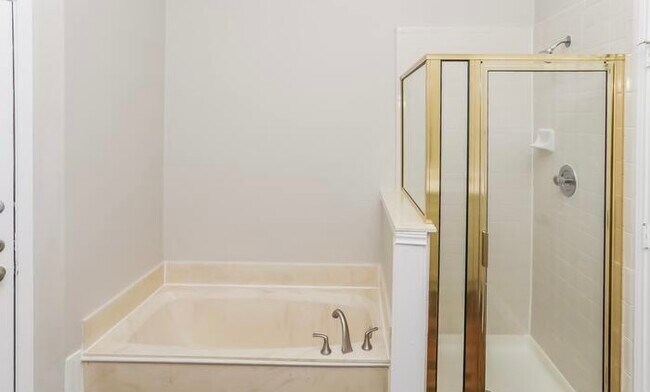 Building Photo - 115 Streamside Dr