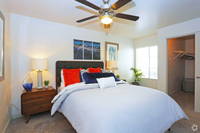 1BR, 1BA - 814 SF Bedroom - Vintage Pointe