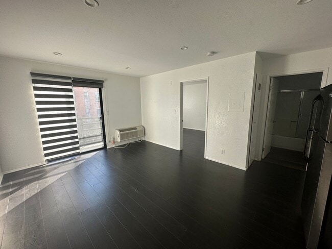 Building Photo - 827 S Wilton Pl