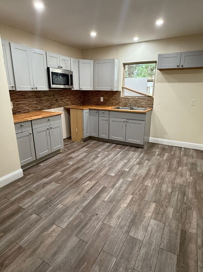 Foto del edificio - Newly Renovated 4 Bedroom 1.5 Bathroom Family Home