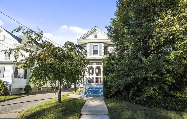 Foto del edificio - 105 Dickinson Rd