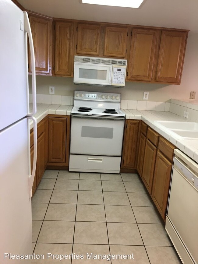 Building Photo - 3 br, 3 bath House - 118 Stone Pine Ln.