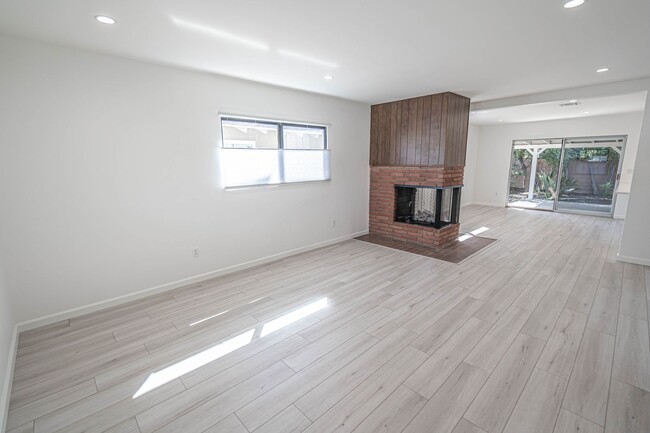 Foto del edificio - COMING SOON! Canoga Park 4-Bedroom Home fo...