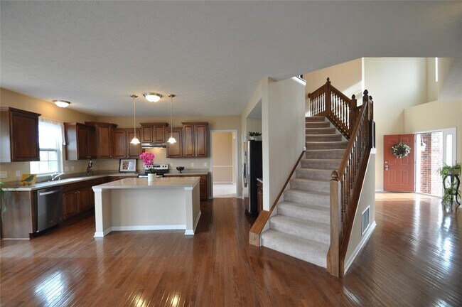 Building Photo - 2556 Diamond Lake Dr