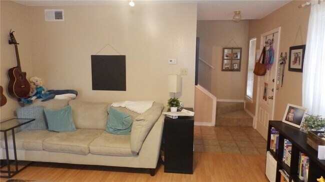 Foto del edificio - 8410 Lyndon Ln