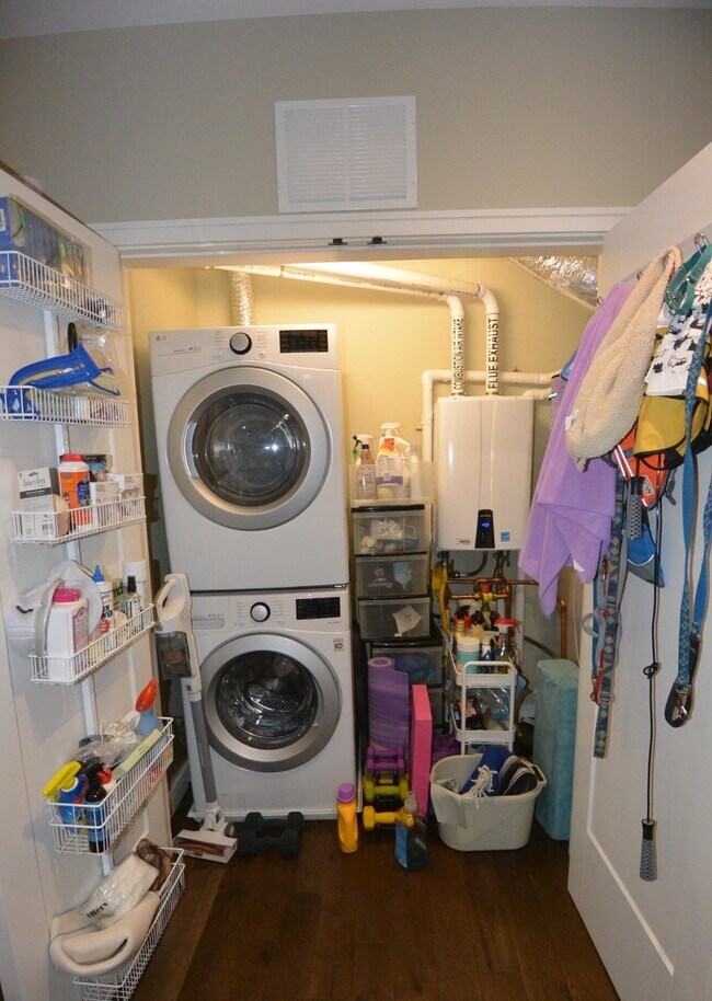 Building Photo - 45 Burnett St