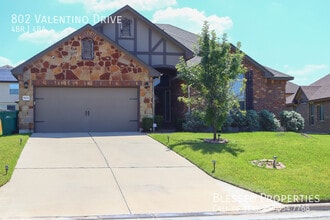 Building Photo - 802 Valentino Dr