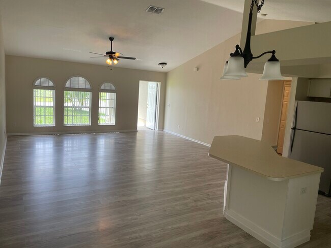 Building Photo - 3131 SW 19th Ave