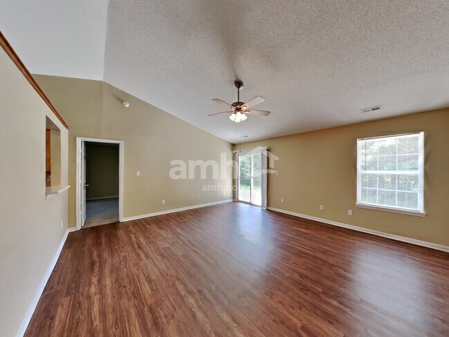 Building Photo - 950 Millbrook Dr