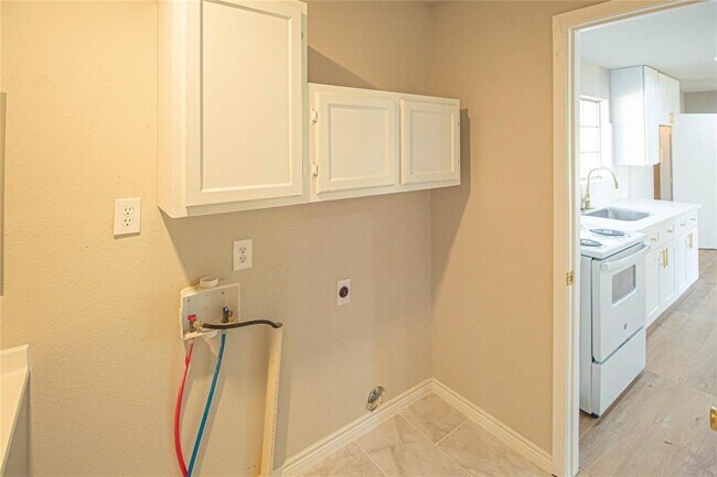 Building Photo - 2072 Fm