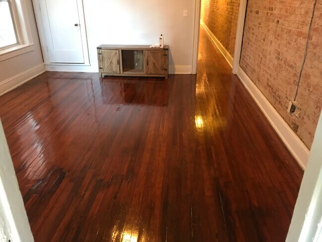 Sala de estar. (El televisor se puede retirar a petición del inquilino antes de la mudanza o se puede incluir sin costo adicional). - 1519 Park Rd NW
