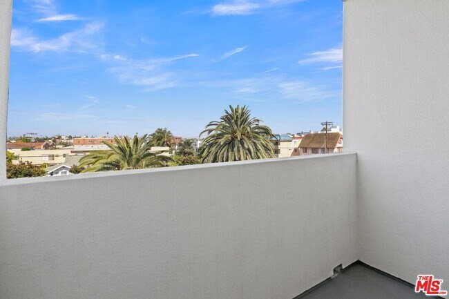 Foto del edificio - 4909 Rosewood Ave