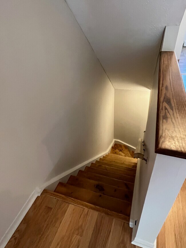 stairs to lower level - 8 Crispin Pvt
