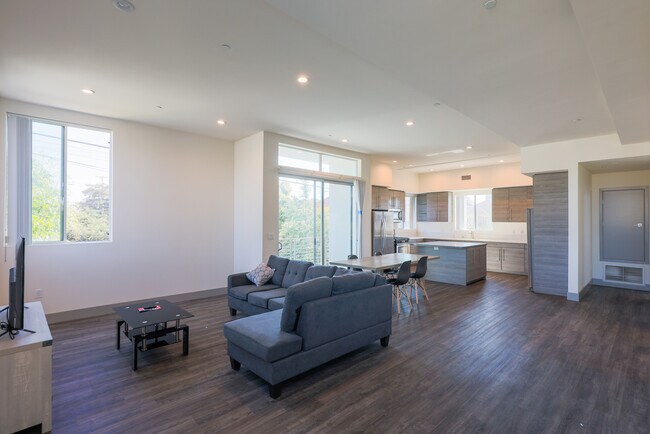 Foto del edificio - 1208 W 25th St