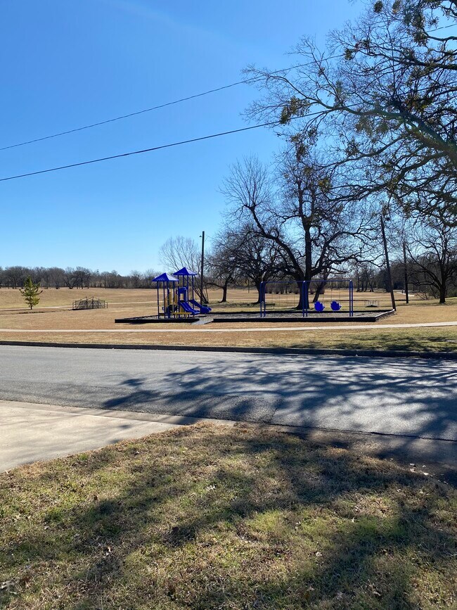 Building Photo - 1501 E Thomas St