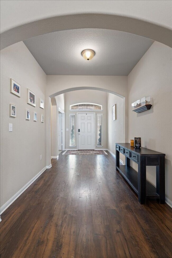 Foto del edificio - Spectacular 4 Bedroom, 3.5 Bath, Corner Lo...