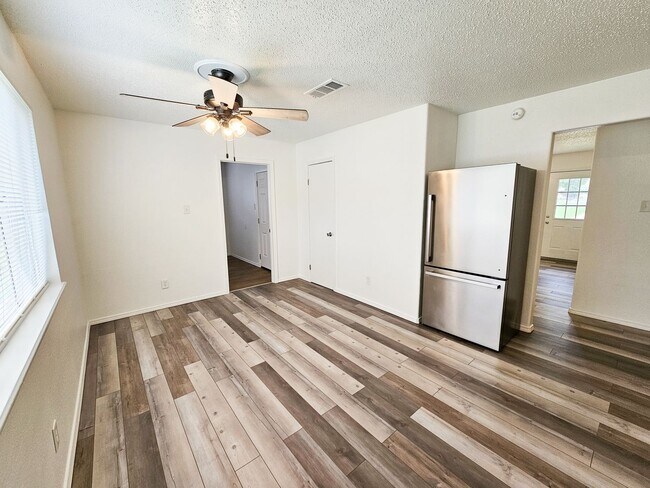 Building Photo - Newly Remodeled 3 Bed/1.5 Bath Home in Gre...