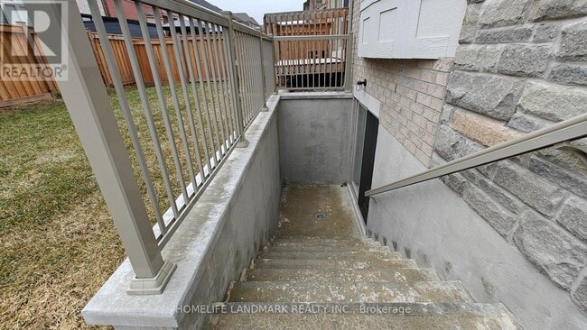 Building Photo - 82 Madoc Pl