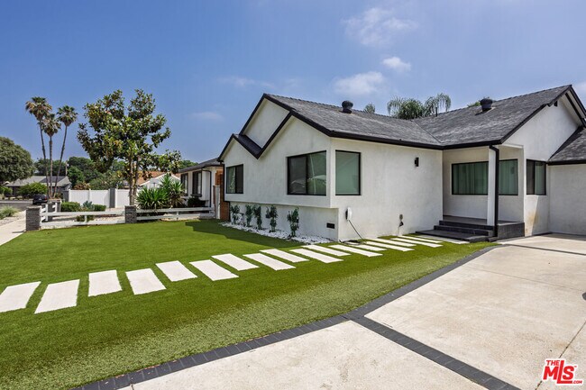 Building Photo - 6610 Farralone Ave
