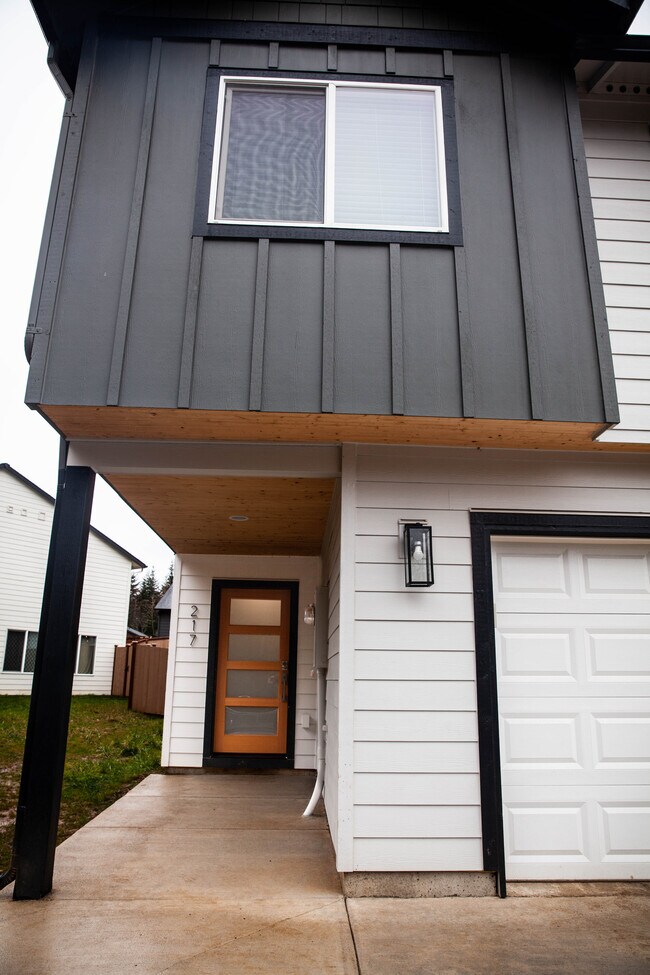 Entrada - 217 Oak St