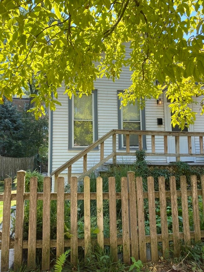 Building Photo - 810 Simpson St