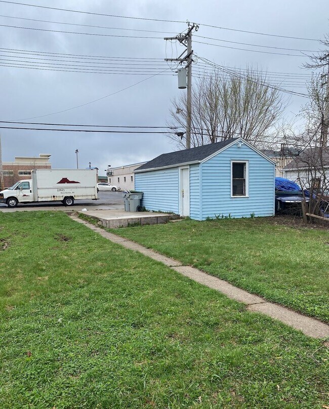 Building Photo - Beautiful 3 Bedroom Single Home
