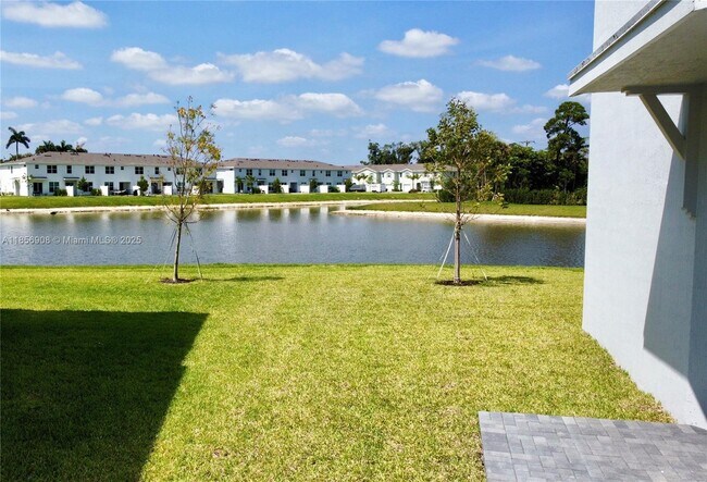 Foto del edificio - 4163 Lagoon Shore Dr