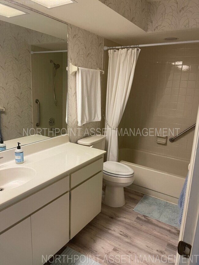 Building Photo - Fully Furnished Golf Course Villa