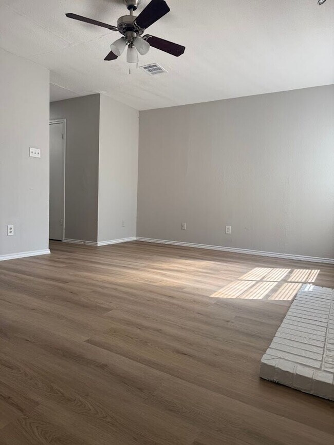 Building Photo - River Crossing - 2BD Townhome - Two Story - Near Downtown - Full Laundry - Small Yard - Reserved ...