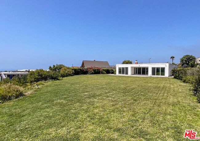 Foto del edificio - 3824 Surfwood Rd