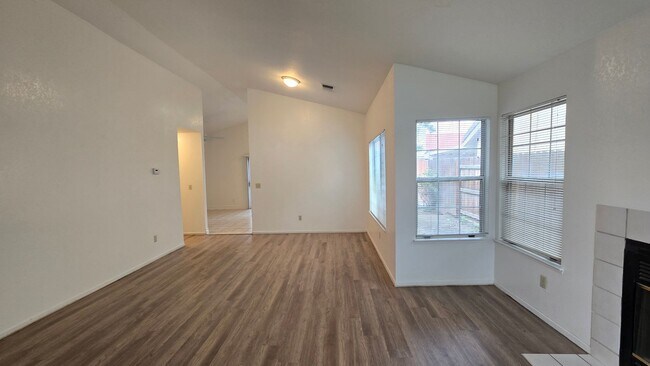 Foto del edificio - 7912 Rushing River Ct