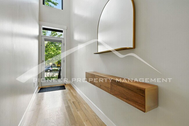 Foto del edificio - Modern Townhome with Central AC and Washer...