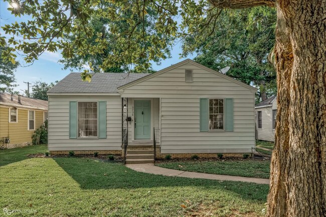 Building Photo - 3738 Greenway Pl