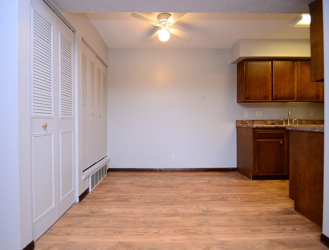 Foto del edificio - 2333-2339 Benson Gardens Blvd